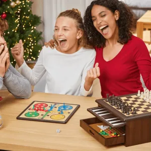 Porodica igra ludo za stolom, pored drvene kutije s društvenim igrama