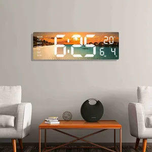 Digitalni LED zidni sat sa slikom, datumom i temperaturom — plaža u sumrak