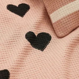 Pamučna posteljina jednostruka — puder roze sa srcima — detalj