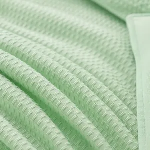 Krep posteljina bračna — mint — detalj