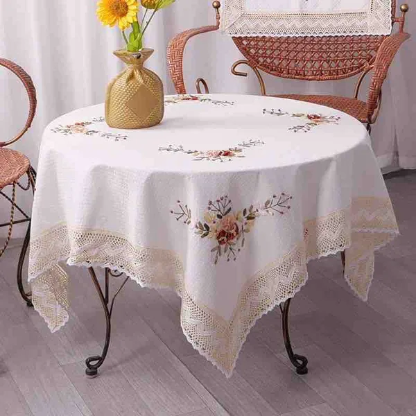 Ovalni stolnjak s vezenim cvjetovima i čipkastim rubom 140×180 cm