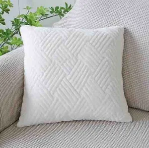 Plišana jastučnica s pletenim reljefom 45×45 cm (slika 3)