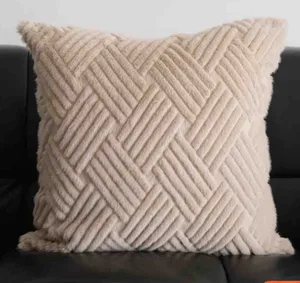 Plišana jastučnica s pletenim reljefom 45×45 cm (slika 2)