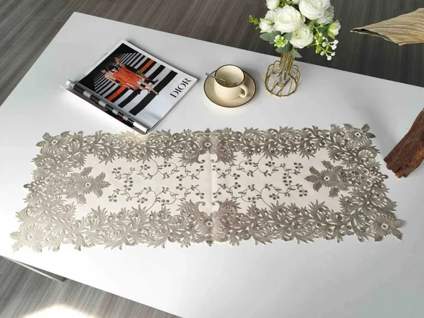 Stolne staze, set od 6 — srebrna čipka 33×92 cm