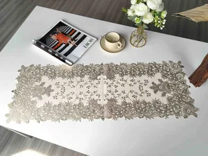 srebrna čipka 33×92 cm