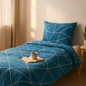 Pamučna posteljina jednostruka — tirkizni geometrijski — ambijent