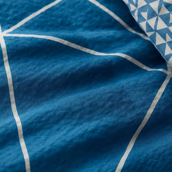 Pamučna posteljina jednostruka — tirkizni geometrijski — detalj