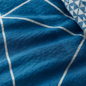Pamučna posteljina jednostruka — tirkizni geometrijski — detalj