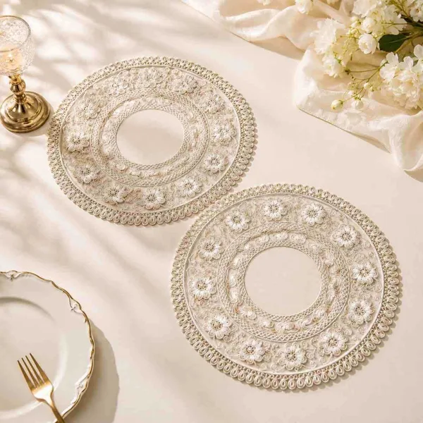 Čipkasti podmetač 40×40 cm — krug s cvjetićima