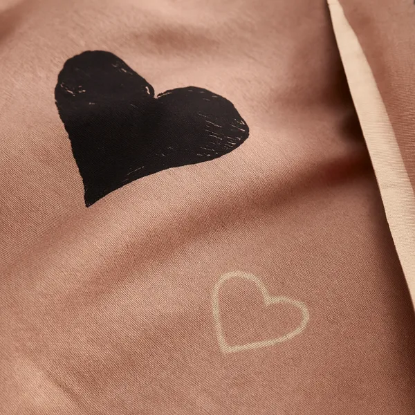 Pamučna posteljina bračna — puder roze sa srcima — detalj