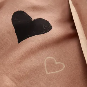 Pamučna posteljina bračna — puder roze sa srcima — detalj