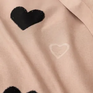Pamučna posteljina bračna — puder roze sa srcima — detalj