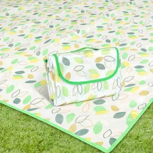 Prostirka za piknik i plažu, sklopiva s ručkom — 150×180 cm, Crveni karo (slika 3)