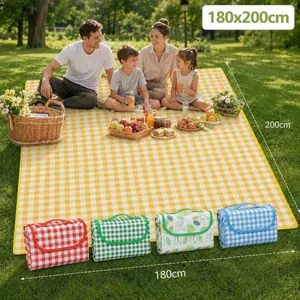 Prostirka za piknik i plažu, sklopiva s ručkom — 150×200 cm, Crveni karo (slika 5)