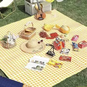 Prostirka za piknik i plažu, sklopiva s ručkom — 150×200 cm, Crveni karo (slika 6)