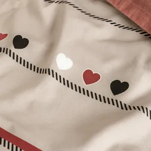 Pamučna posteljina bračna — pruge i srca — detalj