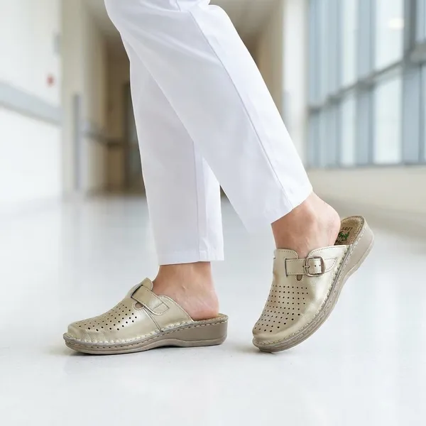 SOFT — zlatne perforirane klompe s kopčom – lifestyle