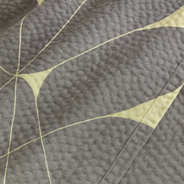 Pamučna posteljina jednostruka — sivo-vanilija geometrija — detalj