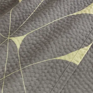 Pamučna posteljina jednostruka — sivo-vanilija geometrija — detalj