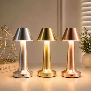 Metalna stona lampa u stilu pagode, punjiva