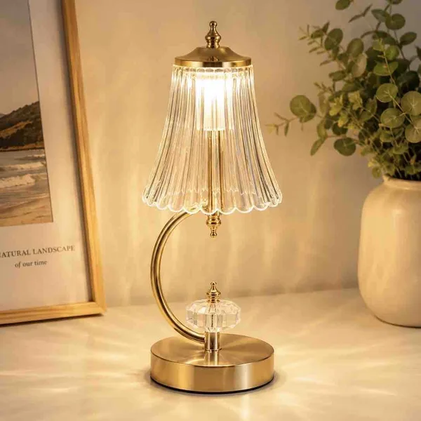 Kristalna stona lampa sa zlatnim postoljem — u obliku zvona