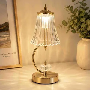 Kristalna stona lampa sa zlatnim postoljem — u obliku zvona