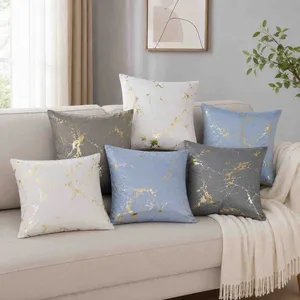 Jastučnica s mramornim printom i zlatnim detaljima 45×45 cm