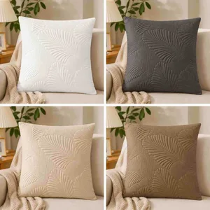 Plišana jastučnica s reljefnim lišćem 45×45 cm (slika 2)