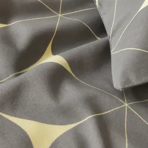 Pamučna posteljina bračna — sivo-vanilija geometrija — detalj