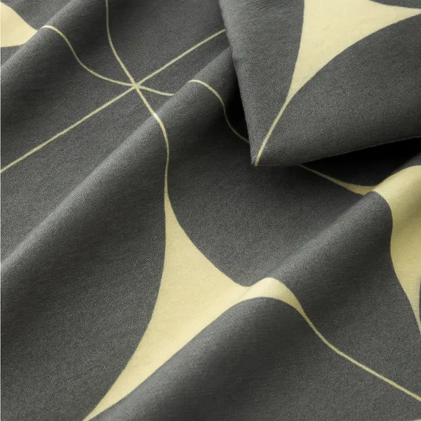 Pamučna posteljina bračna — sivo-vanilija geometrija — detalj