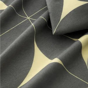 Pamučna posteljina bračna — sivo-vanilija geometrija — detalj