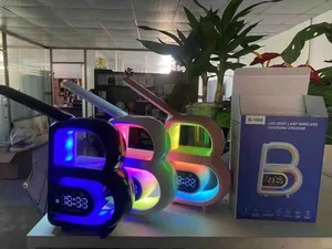 Noćna lampa u obliku slova B sa zvučnikom, satom i bežičnim punjačem (slika 2)